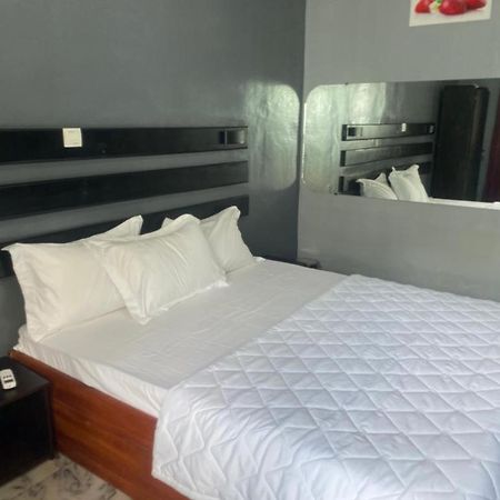 Отель Sunrise Center Bonapriso 111 Дуала Экстерьер фото